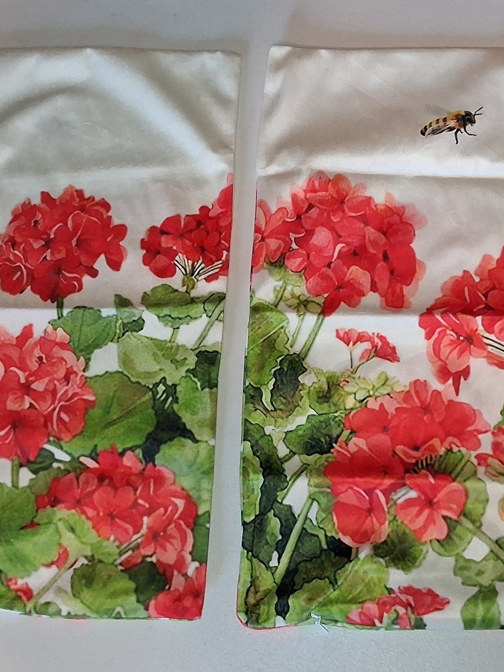 Geranium And Bees Zippered Pillow Cases Set